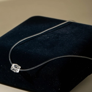 Vue macro d'un pendentif en cristal facetté sur un fil de nylon invisible de haute qualité