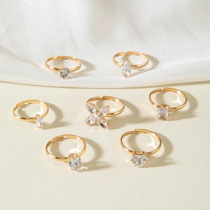 Lot de 7 bagues dorées avec formes de gouttes et trèfles ornées de cristaux brillants