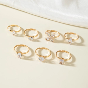 Set de 7 bagues dorées réglables avec pierres en zircon et design de goutte d'eau