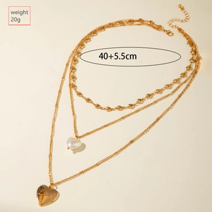 Détail du collier triple rang doré avec perles et pendentif cœur gravé Love
