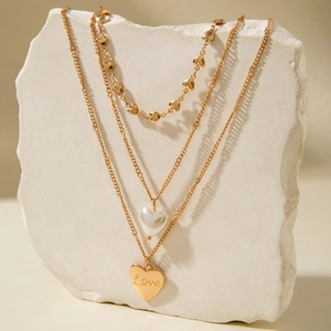 Collier multicouche doré avec cœurs, perles et pendentif gravé Love sur support en pierre