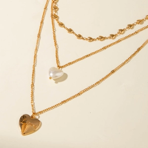 Collier doré à trois rangs avec pendentifs cœur, perles et gravure Love