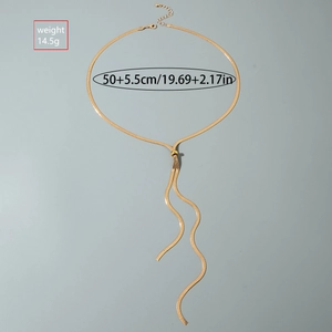Détail d'un collier chaîne serpent en Y doré avec perle coulissante et fermoir mousqueton