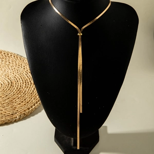 Collier en Y élégant en maille serpent dorée avec perle coulissante sur un buste