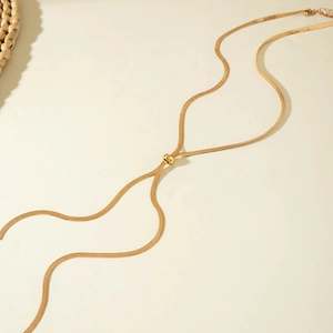 Vue détaillée du collier chaîne serpent dorée ajustable avec perle coulissante centrale