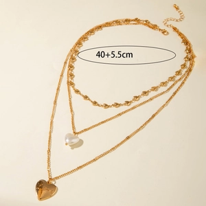 Collier multicouche doré avec perle en cœur et pendentif gravé Love pour femme