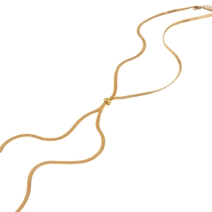 Élégant collier chaîne serpent dorée avec fermoir à perle réglable sur fond blanc