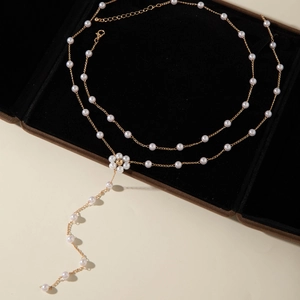Collier élégant doré à double rangée en Y avec pendentifs fleurs en perles nacrées