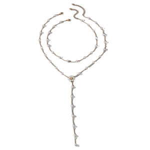 Collier en Y doré à deux rangs avec petites fleurs de perles et pendentif élégant