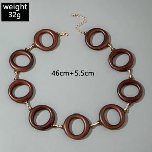 Detailed view showing 46cm wooden ring necklace dimensions and 32g weight specifications