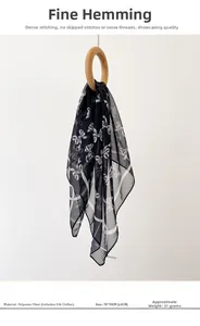 Detail van lichte marineblauwe chiffon sjaal met witte strikprint en fijne randafwerking