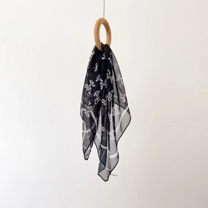 Marineblauwe chiffon zijden sjaal met witte strikprint aan een houten ring