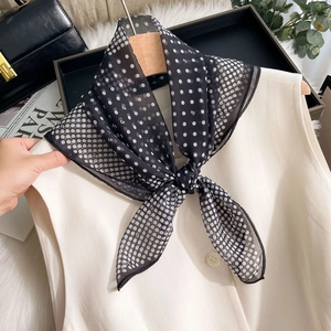 Franse stijl chiffon sjaal met witte stippen en nummer vijf patroon op zwart