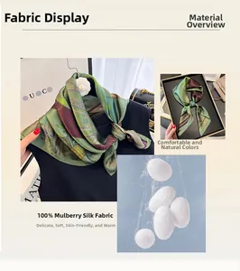 Vue détaillée du foulard en 100% soie de mûrier avec motifs vintage vert et violet