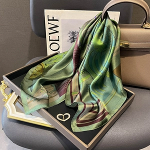 Carré en soie verte avec imprimé artistique et boucle en forme de cœur ornée de diamants