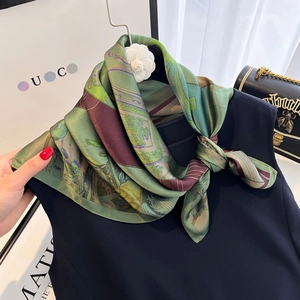 Élégant foulard en soie vert émeraude avec imprimé de palais vintage noué au cou