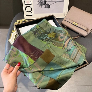 Carré en soie vert premium avec imprimé équestre vintage et texture lisse et brillante