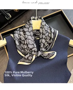 Detail eines Seidentuchs aus 100% Maulbeerseide mit schwarz-weißem Paisley-Muster