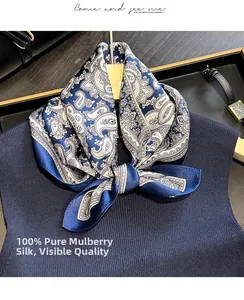 Détail d'un foulard en soie de mûrier 100% avec motif Paisley sur un col bleu