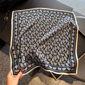 Französisches Seidenquadrat in Schwarz mit Paisley-Muster und glatter Satin-Textur