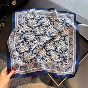 Élégant carré en soie bleu marine à motif paisley avec accessoires de bureau