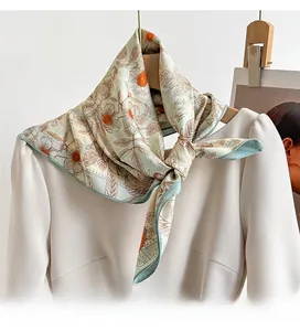 Gros plan d'un foulard en soie à motif marguerite sur texture satinée sergé