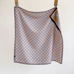 Carré de soie classique à damier et imprimé floral vintage en marron et blanc