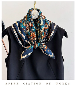 Detailansicht des Seidenwollschals in Marineblau mit Paisleymuster und glänzender Textur