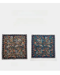 Detail von beidseitigem Paisley-Print und Farbkontrast auf Seidenwolle-Quadrat-Schal