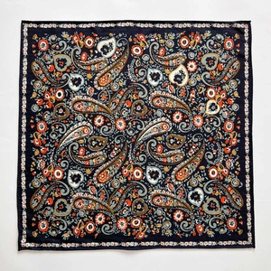 Klassisches Seidenwolle-Quadrat-Halstuch mit dunkelblauem Paisley- und Blumenmuster