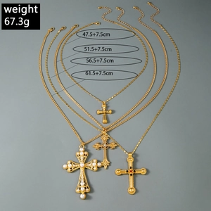 Ensemble de colliers superposés dorés avec pendentifs croix et perles élégantes