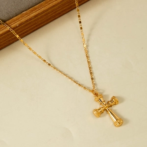 Collier multicouche vintage avec pendentif croix dorée et perles au style architectural