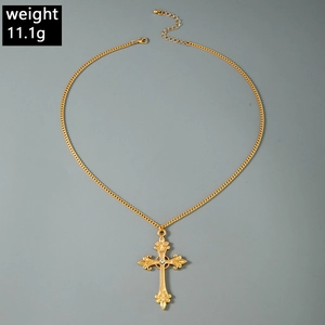 Détail d'un pendentif croix dorée avec perle et fermoir mousqueton, poids de 11,1 g