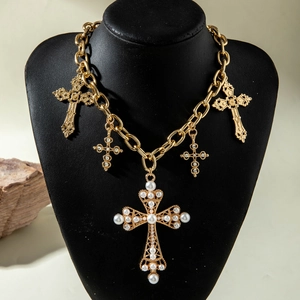 Collana a catena dorata vintage con ciondoli a croce stratificati in perle e strass