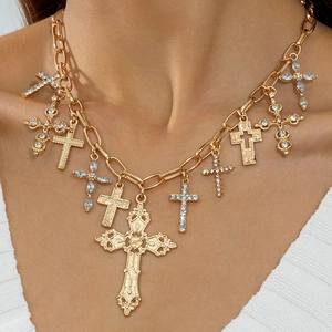 Collana barocca a catena grossa dorata con pendenti multipli a croce di strass su modella