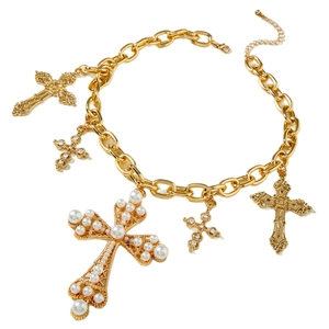 Collana vintage a catena grossa dorata con pendenti a croce barocca e perle bianche