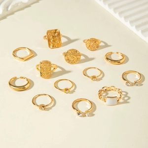 12-teiliges goldenes Ring-Set mit Schlangenrelief, Münzporträt und Mond-Stern-Boho-Designs