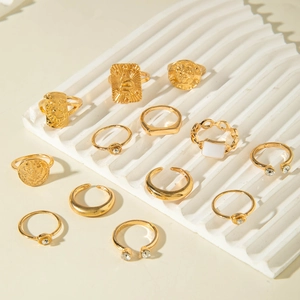 12-teiliges Goldring-Set mit Sonnen-Mond-Charms und Boho-Gravuren auf weißem Display