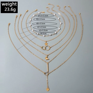 Détails de colliers bohèmes dorés multicouches avec pendentifs papillon et cœur