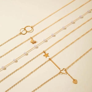Ensemble de colliers superposés bohèmes dorés avec pendentifs papillon et cœur