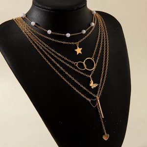 Collier multicouche bohème doré avec pendentifs papillon, cœur, étoile et perles