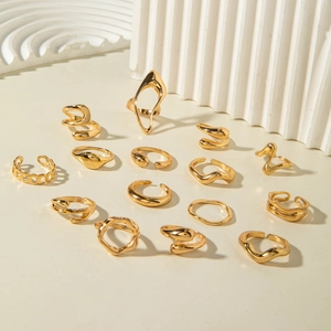 Set di 14 anelli geometrici dorati impilabili dal design minimalista e irregolare
