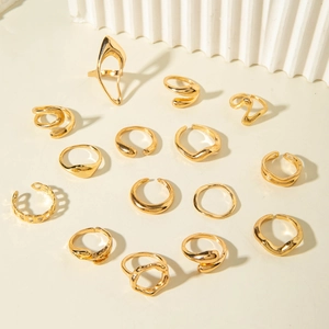 Set di 14 anelli dorati vintage con design geometrici e stili a strati impilabili