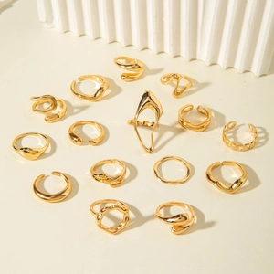 Set di 14 anelli geometrici dorati con design irregolari traforati ed impilabili