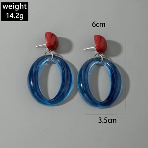 Detailansicht der zweifarbigen Acryl-Ohrringe mit 6 cm Länge und 14,2 g Gewicht