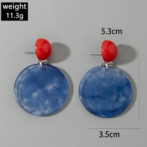 Detailansicht marmorierter blauer Acryl-Ohrhänger mit roten Steckern und 5,3 cm Länge