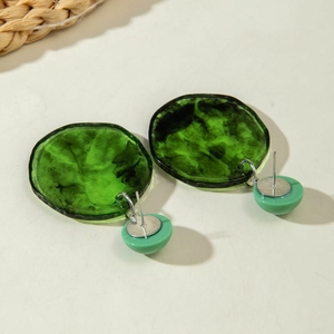 Detailansicht dunkelgrüner Acryl-Ohrringe mit rauchiger Marmorierung und Retro-Stil