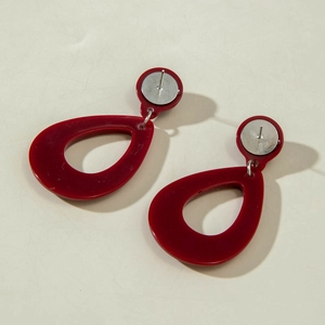 Detailansicht großer dunkelroter Acryl-Ohrhänger mit hohlem Tropfendesign