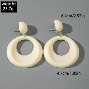 Detailansicht cremefarbener Acryl-Ohrringe mit 6,4 cm Höhe und 23,7 g Gewichtsinformation