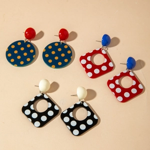 Detailansicht der Retro-Acryl-Ohrringe mit Polka-Dots in Blau, Rot und Weiß im Vintage-Stil